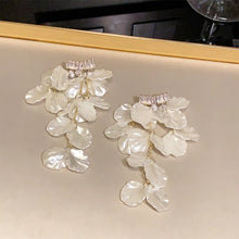 Load image into Gallery viewer, The Shell Petal  Earring
