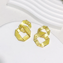 Load image into Gallery viewer, The Square Link Earring
