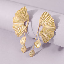 Load image into Gallery viewer, The Fan Leaf Earring
