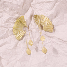 Load image into Gallery viewer, The Fan Leaf Earring
