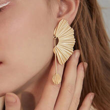 Load image into Gallery viewer, The Fan Leaf Earring
