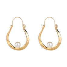 Load image into Gallery viewer, The Pearl Ushaped Earring
