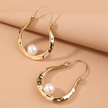 Load image into Gallery viewer, The Pearl Ushaped Earring
