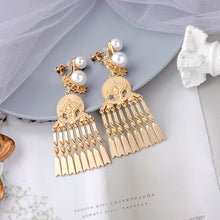 Load image into Gallery viewer, The Comb Clip On Earring
