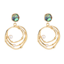 Load image into Gallery viewer, The Amaze Earring
