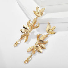 Load image into Gallery viewer, The Floral Leaf Earring
