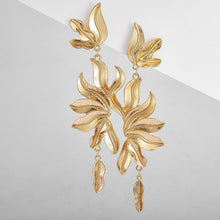 Load image into Gallery viewer, The Floral Leaf Earring
