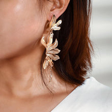 Load image into Gallery viewer, The Floral Leaf Earring
