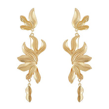 Load image into Gallery viewer, The Floral Leaf Earring
