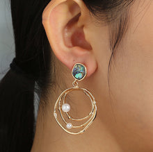 Load image into Gallery viewer, The Amaze Earring
