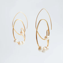 Load image into Gallery viewer, The Pearl Irregular Hoop Earring
